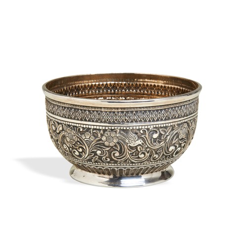 112 - AN ANGLO-INDIAN EMBOSSED AND CHASED SUGAR BOWL, C.1880. A well made and finely chased & embossed... 