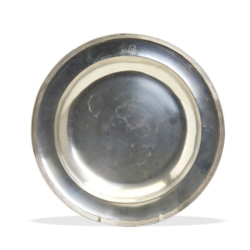 117 - AN ANGLO-INDIAN DISH, CALCUTTA C.1810. A dish or under-plate with a reeded edge, engraved with a mon... 