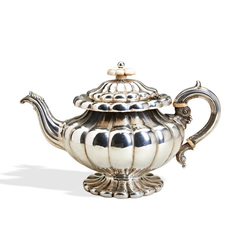 123 - A HEAVY MELON SHAPED TEAPOT, CALCUTTA C.1825. A large and rather heavy (40 oz. troy) teapot made by ... 