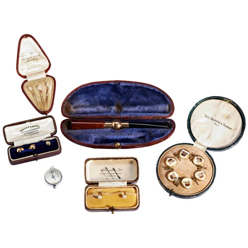 264 - A COLLECTION OF GENTLEMAN'S ACCESSORIES TO INCLUDEAN AMBER CIGAR HOLDER, CIRCA 1890, CASED; AN OPEN ... 