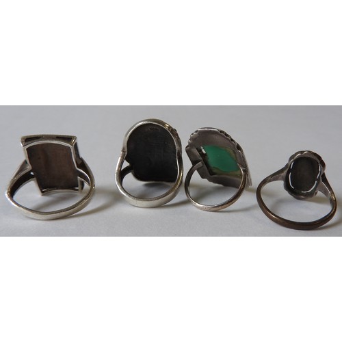 404 - A GROUP OF FOUR VINTAGE ART DECO SILVER RINGS, set with enamel and marciste