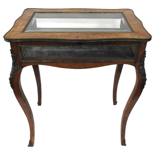 43 - A NAPOLEON III KINGWOOD BIJOUTERIE TABLE, CIRCA 1870, the rectangular glazed hinged top opening to r... 