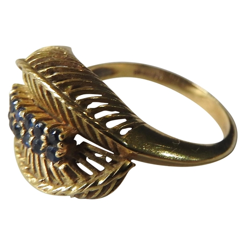 409 - AN 18CT GOLD SAPPHIRE SET RING, the two rows of sapphire chips set within an unusual reticulated set... 