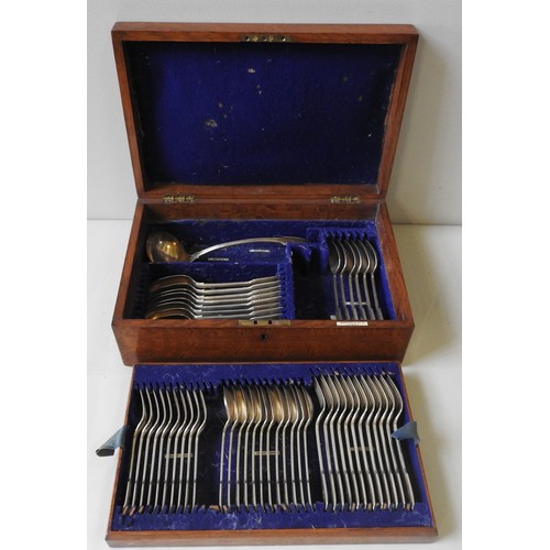 433 - A QUANTITY OF MATCHING SILVER FLATWARE IN AN OAK CANTEEN, all thread fiddle pattern, the lot compris... 