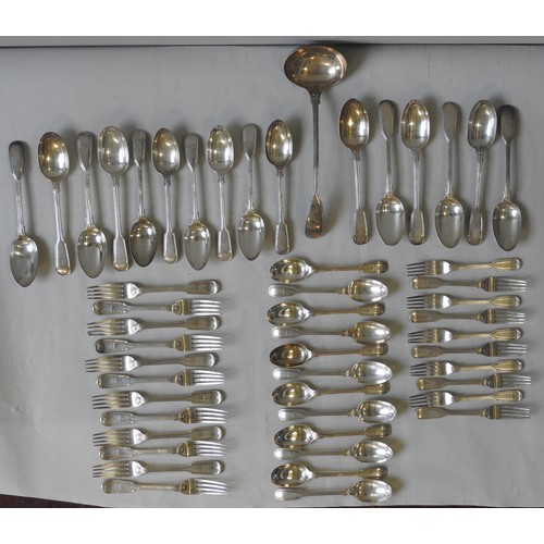 433 - A QUANTITY OF MATCHING SILVER FLATWARE IN AN OAK CANTEEN, all thread fiddle pattern, the lot compris... 