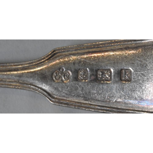 433 - A QUANTITY OF MATCHING SILVER FLATWARE IN AN OAK CANTEEN, all thread fiddle pattern, the lot compris... 