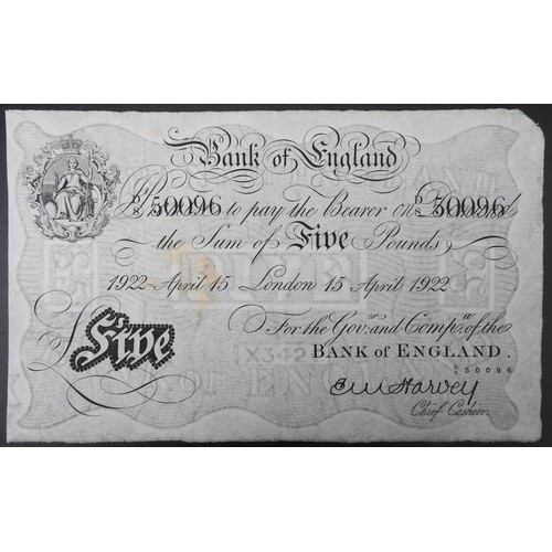 383 - A BANK OF ENGLAND WHITE FIVE POUND NOTE, 1922, signed Harvey, dated 15th Apr 1922 (London)
No. D-850... 