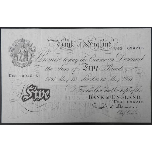 386 - AN UNCIRCULATED BANK OF ENGLAND WHITE FIVE POUND NOTE, 1951, signed Beale and dated 12th May 1951
No... 