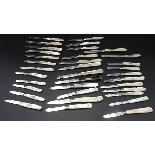 432 - A LARGE COLLECTION OF THIRTY THREE VINTAGE SILVER BLADED POCKET KNIVES, all with mother of pearl han... 