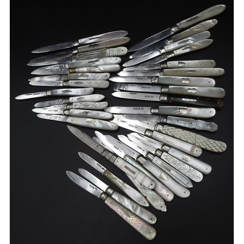 432 - A LARGE COLLECTION OF THIRTY THREE VINTAGE SILVER BLADED POCKET KNIVES, all with mother of pearl han... 