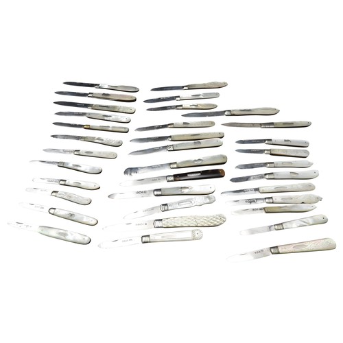 432 - A LARGE COLLECTION OF THIRTY THREE VINTAGE SILVER BLADED POCKET KNIVES, all with mother of pearl han... 