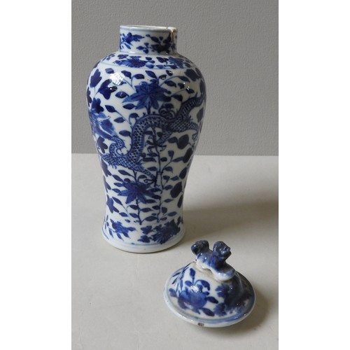 289 - A BLUE AND WHITE CHINESE BALUSTER VASE AND COVER, QING DYNASTY, the cover surmounted by a temple lio... 