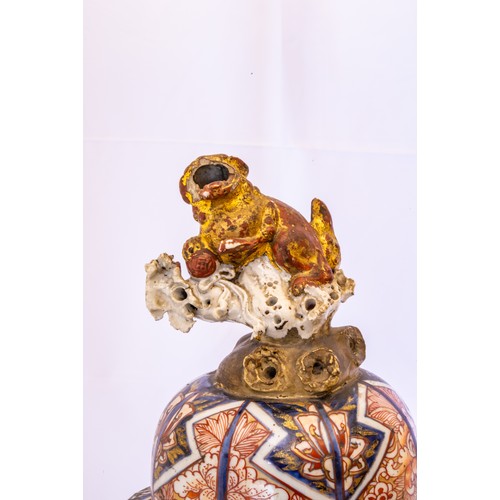 2178 - A LARGE JAPANESE IMARI JAR AND COVEREDO PERIOD, 18TH CENTURYwith a lion finial62cm high... 