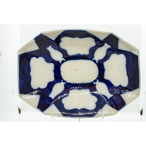838 - AN 18TH CENTURY BLUE AND WHITE SCALE BLUE DISH18TH CENTURYThe unfinished decoration in underglaze bl... 
