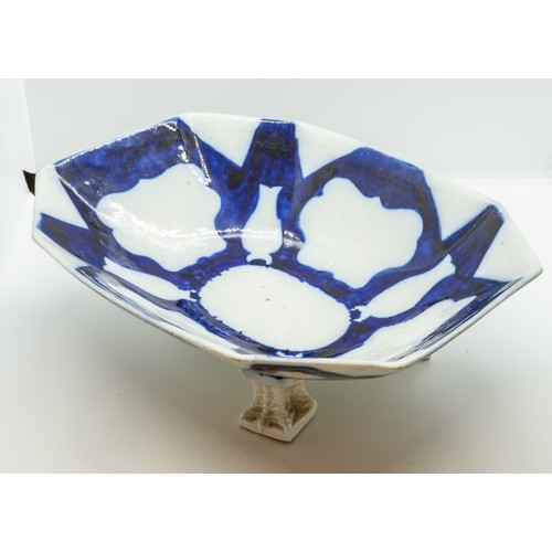 838 - AN 18TH CENTURY BLUE AND WHITE SCALE BLUE DISH18TH CENTURYThe unfinished decoration in underglaze bl... 