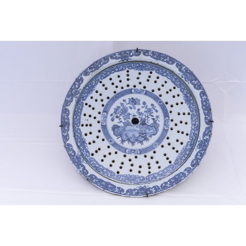 2025 - A CHINESE EXPORT BLUE AND WHITE CHARGER WITH DRAINING DISHQIANLONG PERIOD (1736-1795)34.5cm diam... 