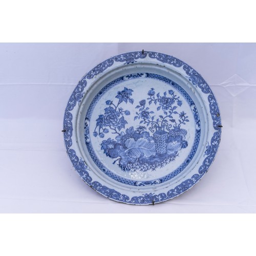 2025 - A CHINESE EXPORT BLUE AND WHITE CHARGER WITH DRAINING DISHQIANLONG PERIOD (1736-1795)34.5cm diam... 