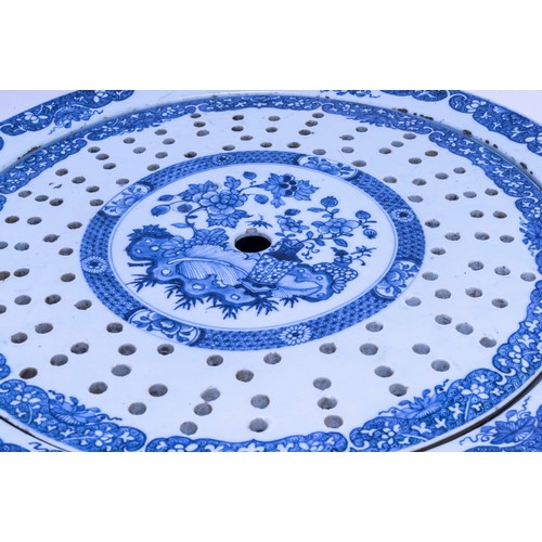 2025 - A CHINESE EXPORT BLUE AND WHITE CHARGER WITH DRAINING DISHQIANLONG PERIOD (1736-1795)34.5cm diam... 