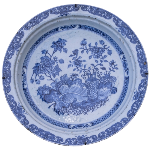 2025 - A CHINESE EXPORT BLUE AND WHITE CHARGER WITH DRAINING DISHQIANLONG PERIOD (1736-1795)34.5cm diam... 