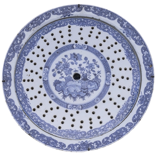 2025 - A CHINESE EXPORT BLUE AND WHITE CHARGER WITH DRAINING DISHQIANLONG PERIOD (1736-1795)34.5cm diam... 