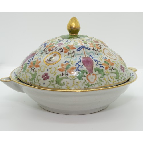 2028 - A CHINESE FAMILLE ROSE 'ARMORIAL' COVERED TUREENQING DYNASTY, 19TH CENTURY26cm wide