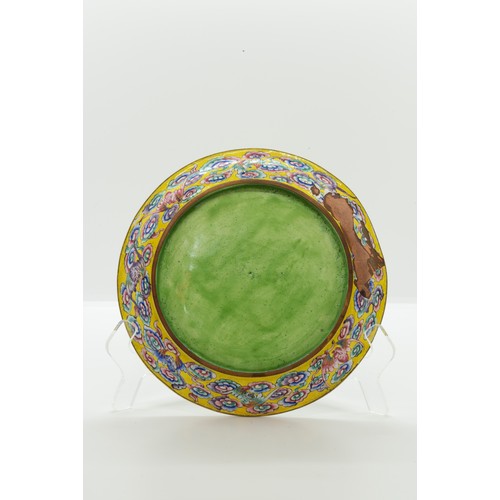 2040 - A CHINESE BEIJING ENAME YELLOW-GROND ENAMEL DISHQING DYNASTY, 18TH / 19TH CENTURY17cm diam... 