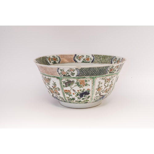 2057 - A LARGE FAMILLE VERTE BOWLKANGXI PERIOD (1662-1722)34.5cm diam