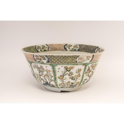 2057 - A LARGE FAMILLE VERTE BOWLKANGXI PERIOD (1662-1722)34.5cm diam