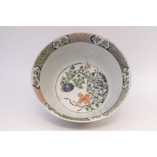 2057 - A LARGE FAMILLE VERTE BOWLKANGXI PERIOD (1662-1722)34.5cm diam