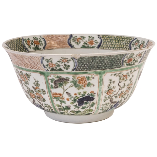 2057 - A LARGE FAMILLE VERTE BOWLKANGXI PERIOD (1662-1722)34.5cm diam