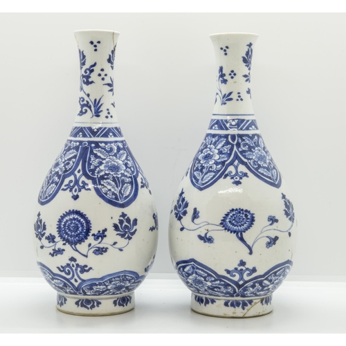 2069 - A PAIR OF BLUE AND WHITE BOTTLE VASESKANGXI PERIOD (1662-1722)23cm high