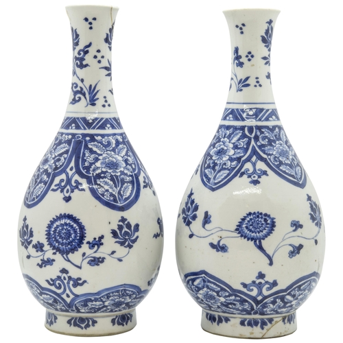 2069 - A PAIR OF BLUE AND WHITE BOTTLE VASESKANGXI PERIOD (1662-1722)23cm high