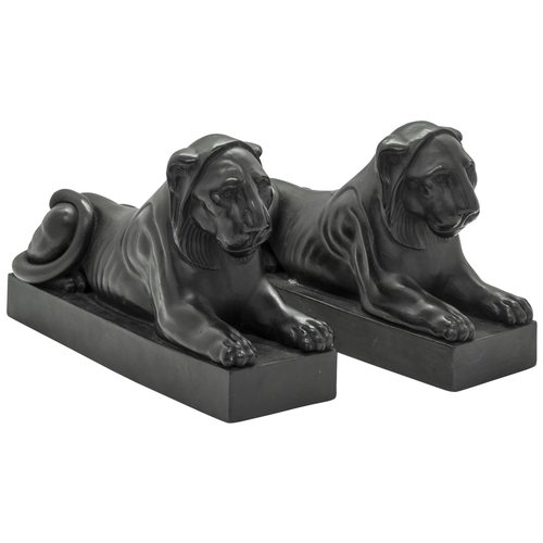 1043 - A PAIR OF WEDGWOOD BASALT EGYPTIAN LIONS 18th/19th Century, 22cms