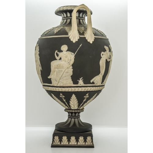 1048 - A WEDGWOOD BLACK JASPER NEOCLASSICAL VASE18th/19th century, 34cms