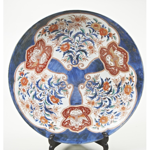 2201 - A LARGE JAPANESE IMARI CHARGEREDO PERIOD, 17TH / 18TH CENTURY56cm diam