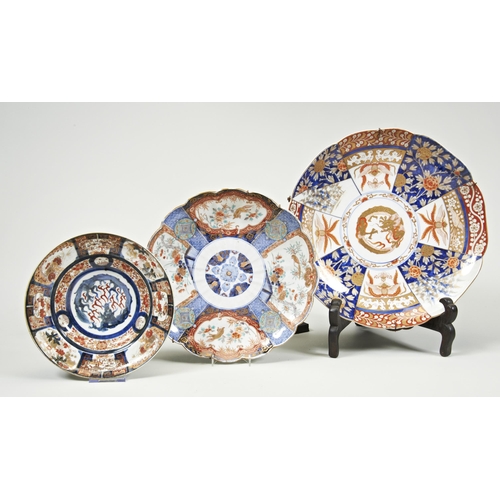 2204 - THREE JAPANESE IMARI DISHESEDO / MEIJI PERIOD 24.5cm, 30.5cm & 36cm diam