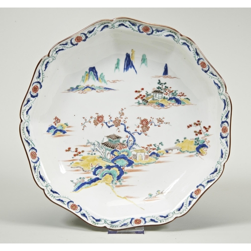 2205 - A LARGE JAPANESE 'KAKIEMON' SCALLOPED DISHEDO / MEIJI PERIOD, 19TH CENTURY35cm diam