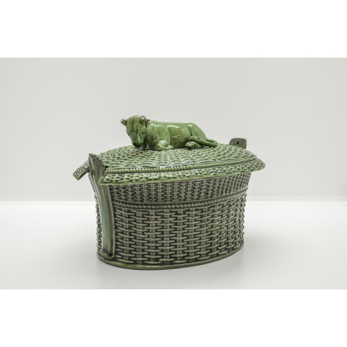 1094 - A GREEN GLAZED CREAMWARE BUTTER BOX AND COVERCirca 1820, the basket weave body with recumbent crown ... 