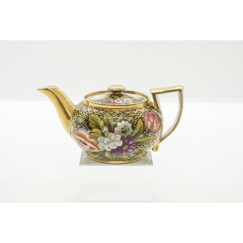 1159 - A SPODE 1166 PATTERN TOY TEAPOTCirca 1820, 10cms wide