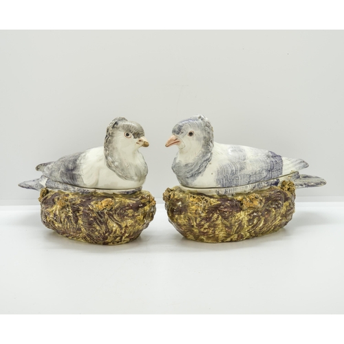 1160 - A PAIR OF PEARLWARE NESTING DOVE BOXESCirca 1820, 18cms long