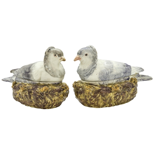 1160 - A PAIR OF PEARLWARE NESTING DOVE BOXESCirca 1820, 18cms long