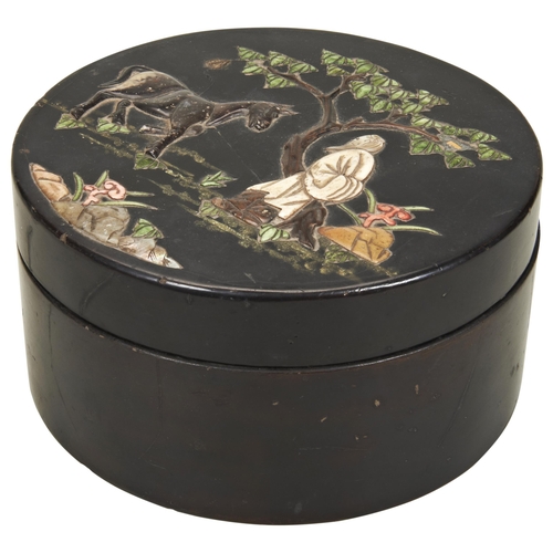 2142 - A CHINESE LACQUER AND HARDSTONE BOX AND COVERLATE QING DYNASTY18cm diam