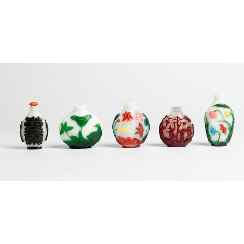 2153 - A GROUP OF FIVE CHINESE GLASS OVERLAY SNUFF BOTTLESLATE QING / REPUBLIC PERIOD6cm - 7.5cm high... 