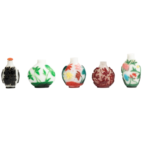 2153 - A GROUP OF FIVE CHINESE GLASS OVERLAY SNUFF BOTTLESLATE QING / REPUBLIC PERIOD6cm - 7.5cm high... 