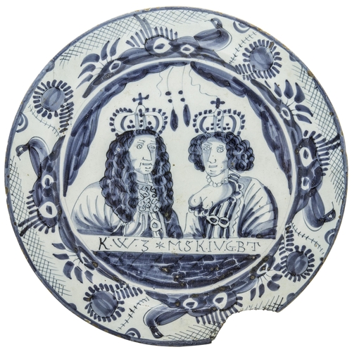 1193 - A DUTCH DELFT WILLIAM AND MARY DOUBLE PORTRAIT CHARGERCirca 1690 and titled 'K.W.S 3 * MSK.I.V.G.B.T... 