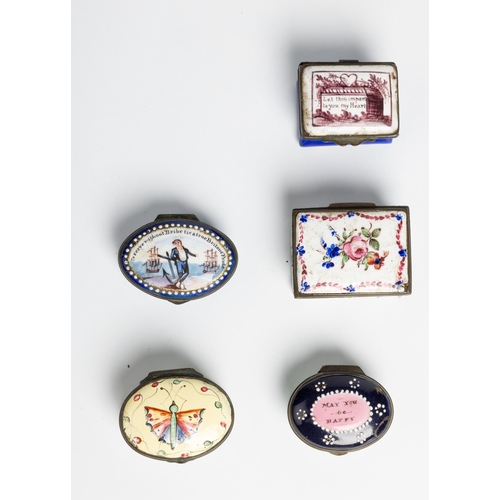 1940 - A GROUP OF FIVE STAFFORDSHIRE PATCH OR PILL BOXES18TH CENTURY4cm - 4.5cm wide