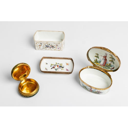 1944 - A CONTINENTAL ENAMEL OVAL BOXLATE 18TH / EARLY 19TH CENTURY8cm wide; together with A SMALL FRENCH EN... 