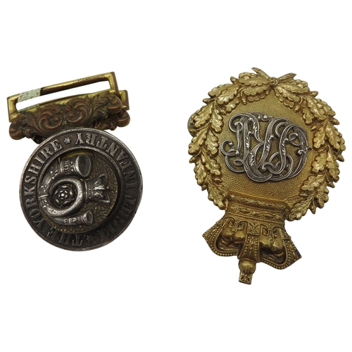 627 - A VICTORIAN YORKSHIRE LIGHT INFANTRY BELT BUCKLE AND A REGIMENTAL BADGE