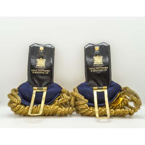 674 - A GEIVE MATTHEWS AND SEAGROVE LTD. NAVAL BICORN HAT AND EPAULETTES in a velvet lined tin transit cas... 