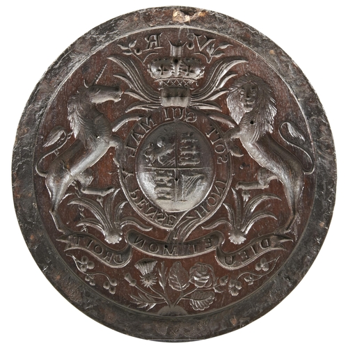 1798 - A VICTORIAN CARVED WOODEN MOULD OF THE ROYAL COAT OF ARMS WITH VR CIPHER.  36 cms diam         ... 